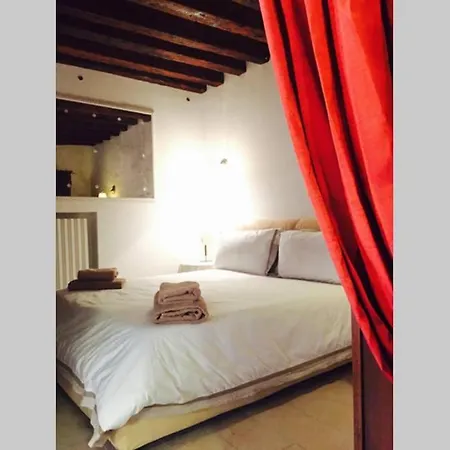 דירה Romantic Studio In The Heart Of